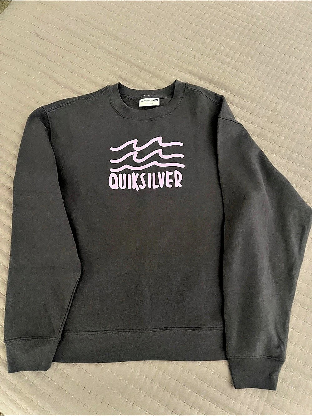 Quiksilver Graphic Sweatshirt in Black & mauve,  New WOT.